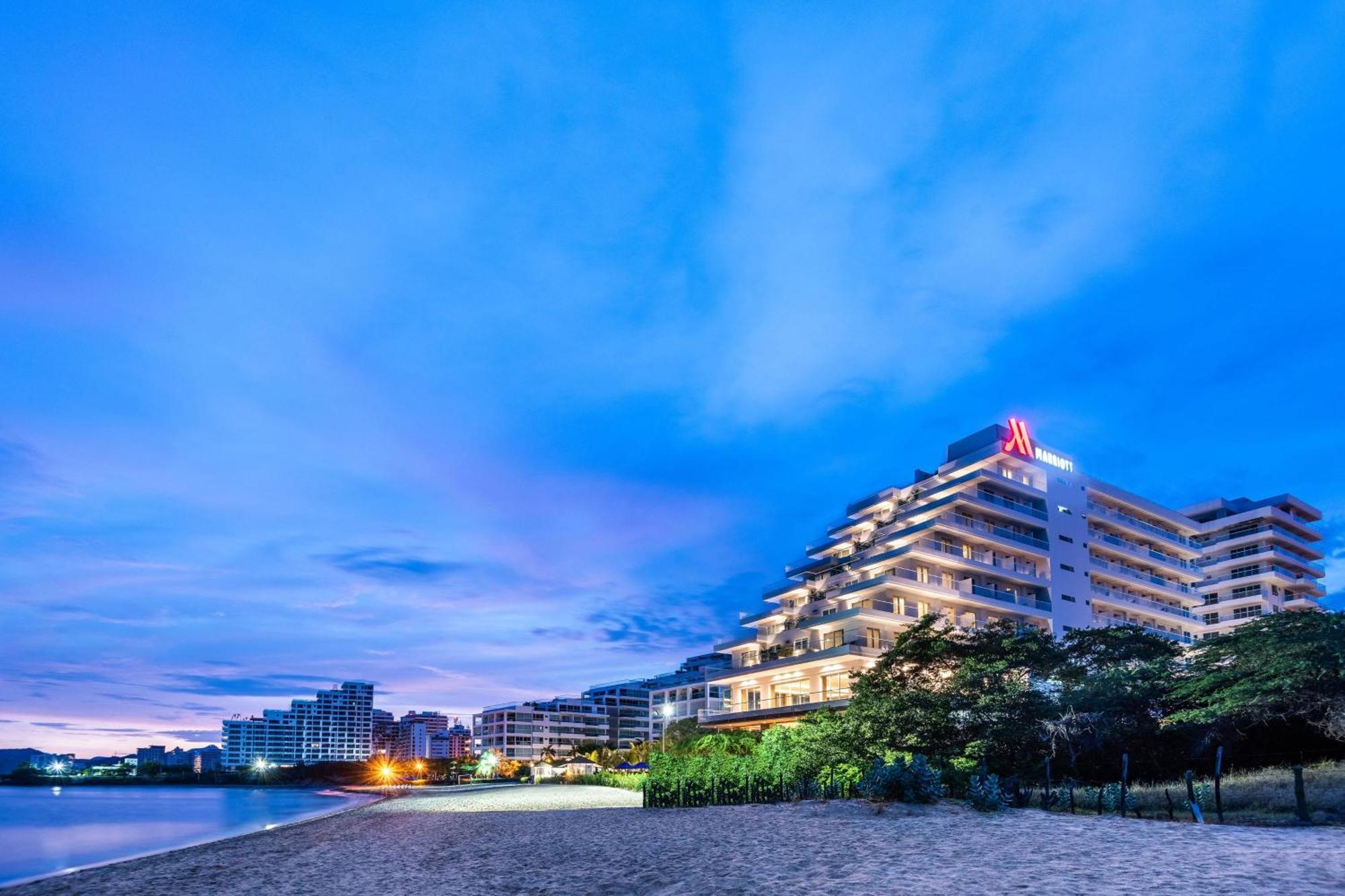 Santa Marta Marriott Resort Playa Dormida Exterior foto The hotel at night