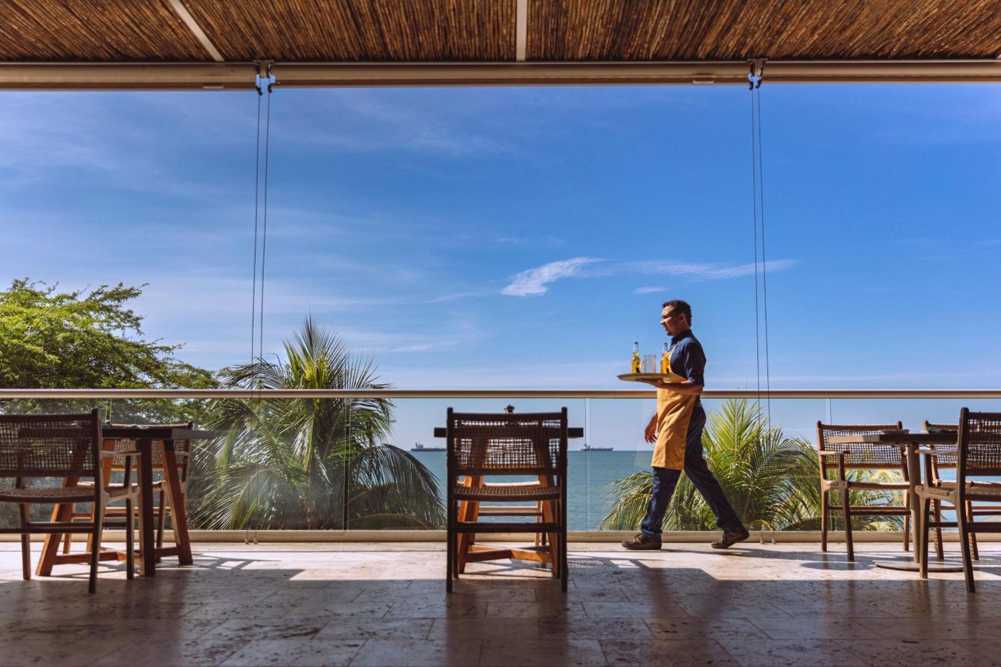 Santa Marta Marriott Resort Playa Dormida Exterior foto A waiter at work