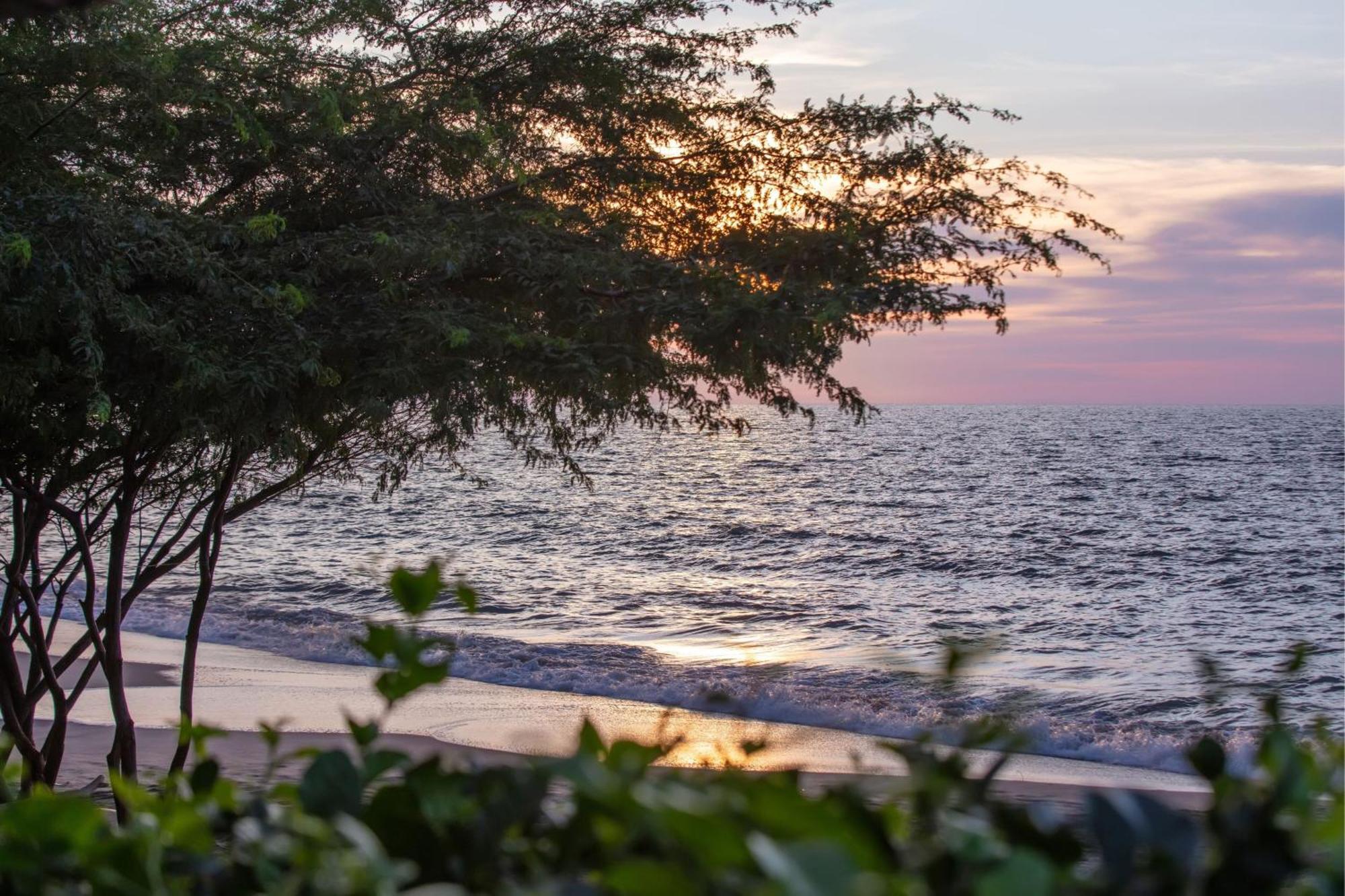 Santa Marta Marriott Resort Playa Dormida Exterior foto Sunset at the beach