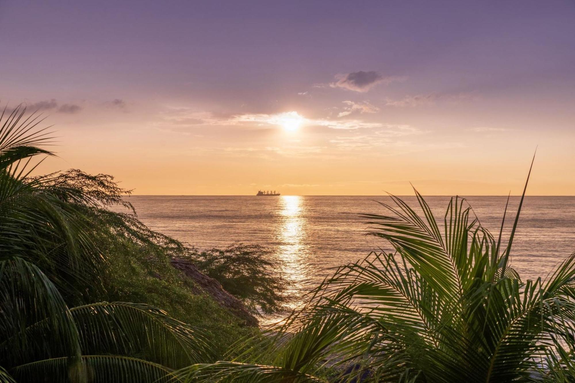Santa Marta Marriott Resort Playa Dormida Exterior foto Sunset at the beach
