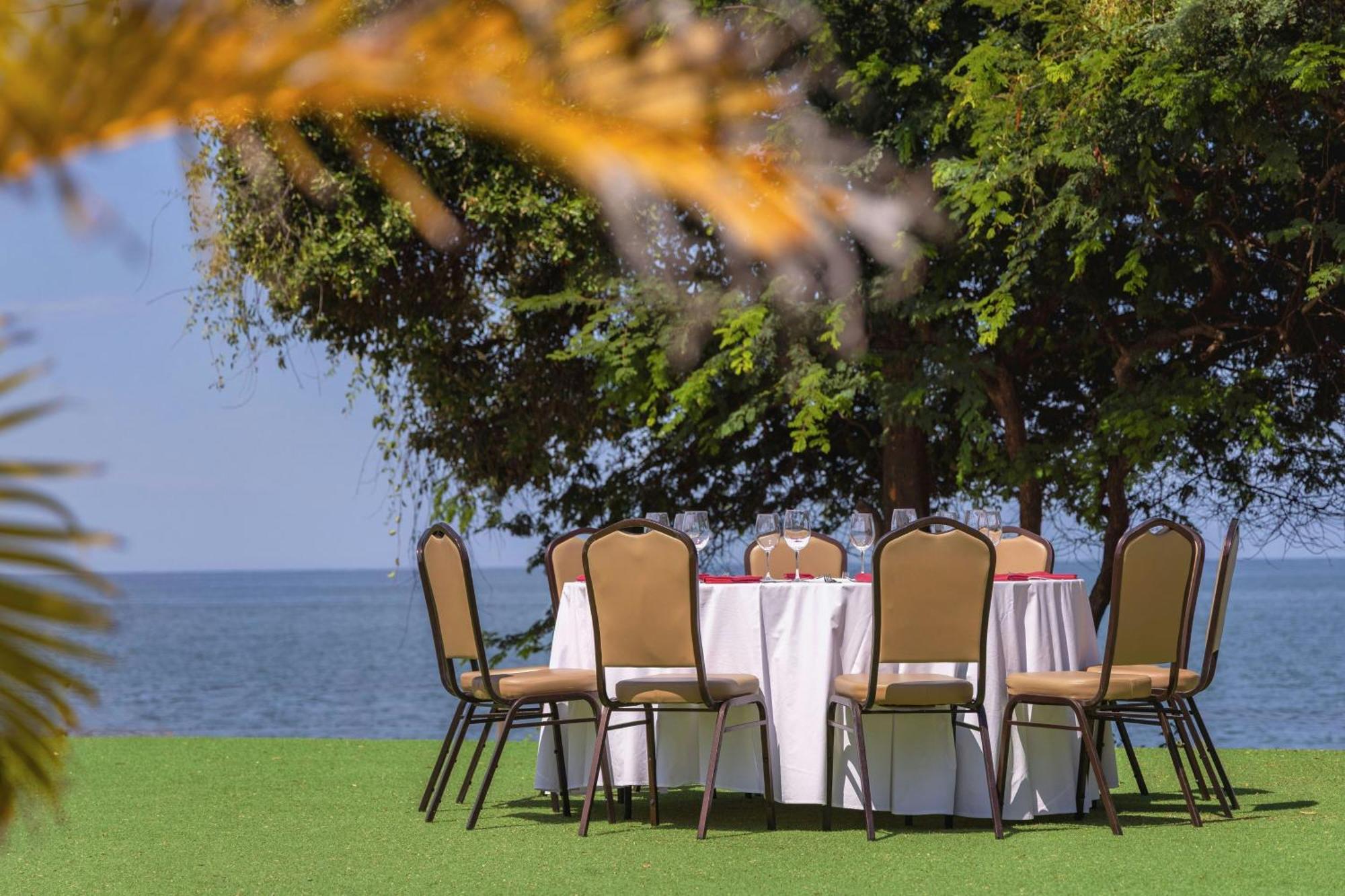 Santa Marta Marriott Resort Playa Dormida Exterior foto The lawn at the hotel